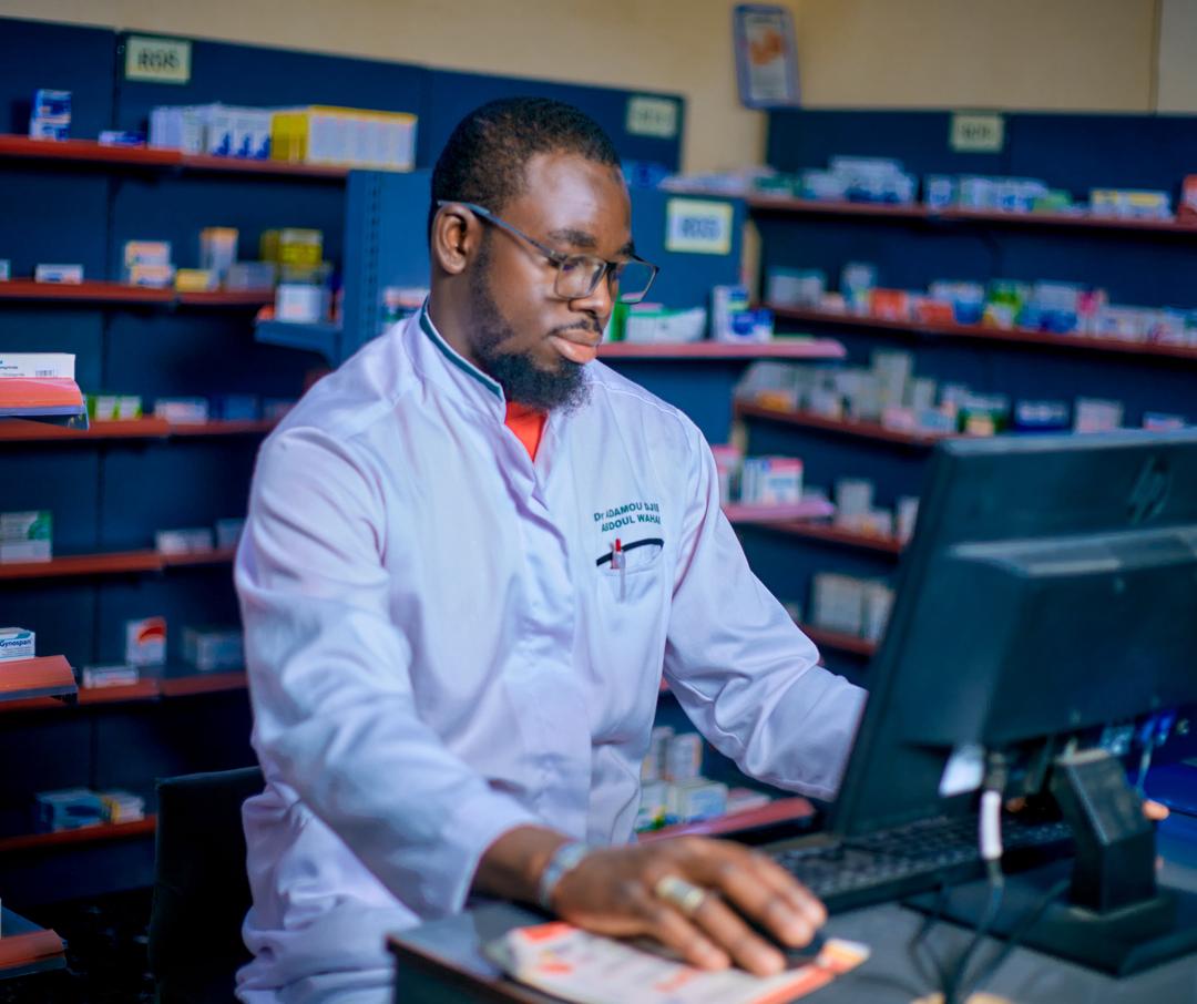 Pharmacien de la Pharmacie Centrale au travail