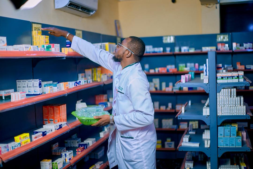 Pharmacien en action dans les rayons